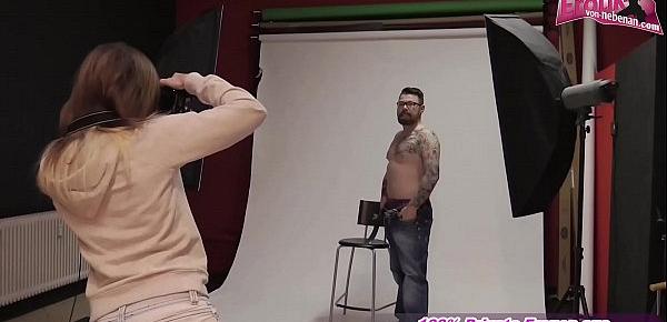  Fotografin verführt Männliches model beim shooting